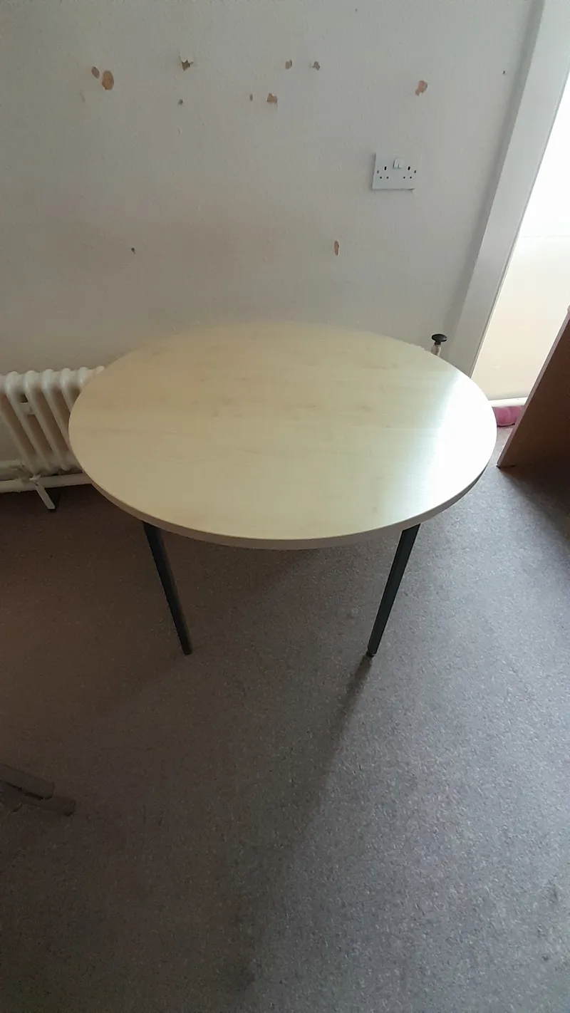 1 x round table